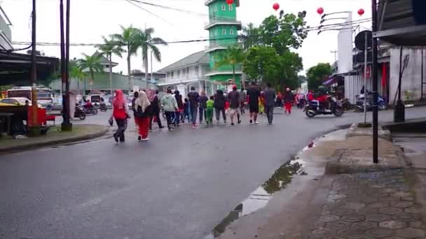 Muntok Indonésie Septembre 2022 Activité Des Gens Marchant Travers Route — Video