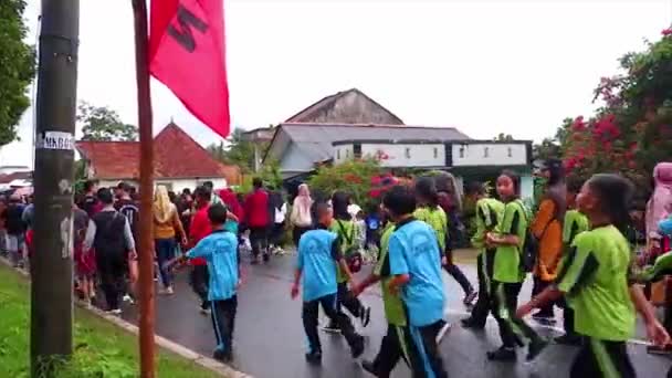 Muntok Indonesia September 2022 Group Indonesian Elementary School Children Walking — Stock Video