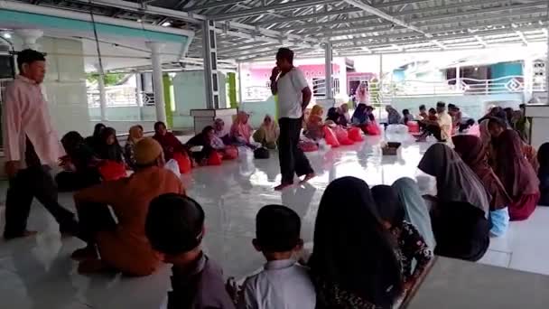 Muntok Indonesia November 2022 Children Who Were Gathered Floor Mosque — Stock Video