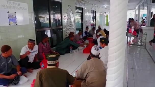 Muntok Indosia Листопада 2022 Року Люди Збираються Терасі Мечеті — стокове відео