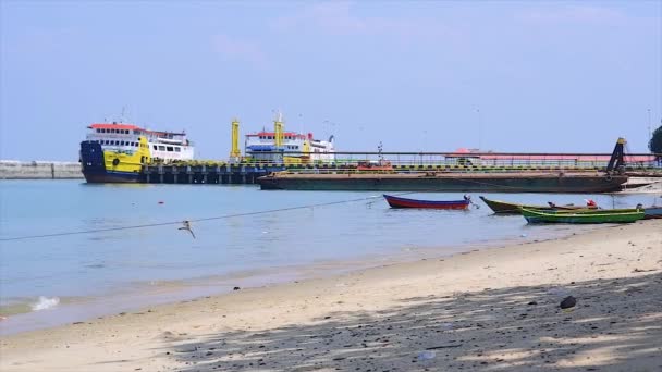 Vista Playa Con Varios Barcos Pesca Ferries — Vídeo de stock