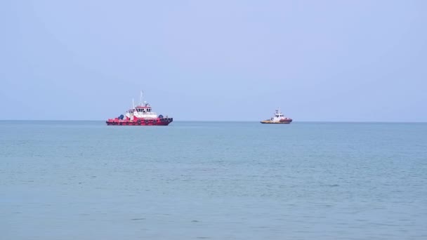 Mavi Okyanusun Ortasına Demirlenmiş Iki Tanker Gemisi — Stok video