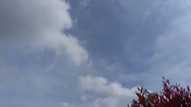 Zaman Hızı 4K Bulutların Parlak Mavi Gökyüzüne Karşı Hareketi