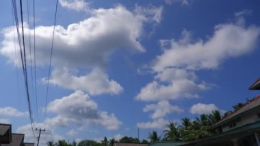 Endonezya Belo Laut 'un kırsal gökyüzü üzerinde 4k Beyaz Bulutların Zamanı