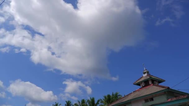 モスクのドームの上の青い空と 大きい移動雲の4Kタイムラプス — ストック動画