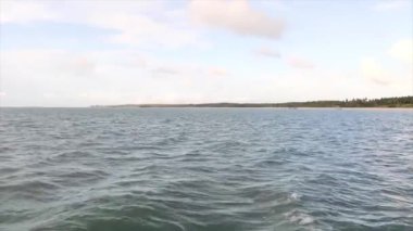 Okyanusun ortasındaki doğal manzara, öğleden sonra güneşinin yansımasıyla Endonezya 'nın Muntok şehrinde.