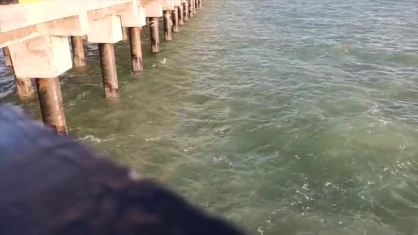 Blick Auf Meerwasser Plätschert Unter Den Pfeilern Der Seebrücke Der — Stockvideo