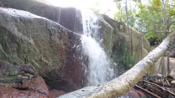 Pequeña Cascada Que Fluye Grandes Rocas Aldea Daya Baru Indonesia — Vídeo de stock