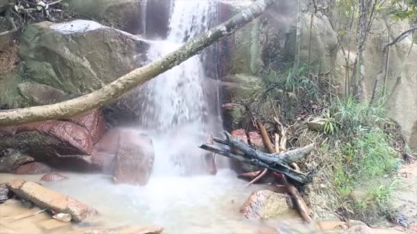 Naturalny Widok Mały Wodospad Płynący Dużych Naturalnych Skał Wiosce Daya — Wideo stockowe