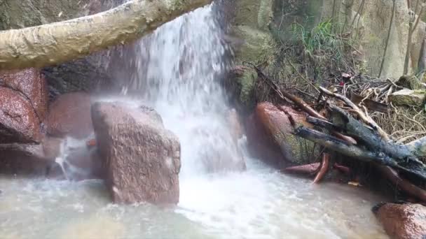 Потік Водоспаду Який Падає Ламається Річкових Скелях Індонезія — стокове відео