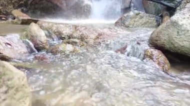 Kayalıklardan akan berrak bir şelale