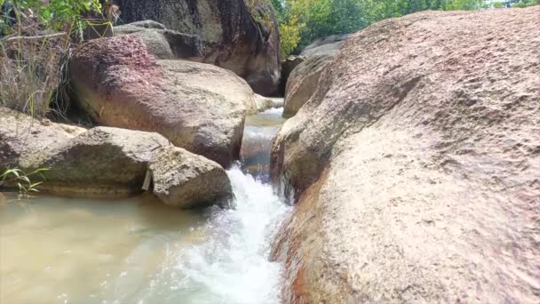 Nehir Suyu Büyük Doğal Kayaların Üzerinden Akıyor — Stok video