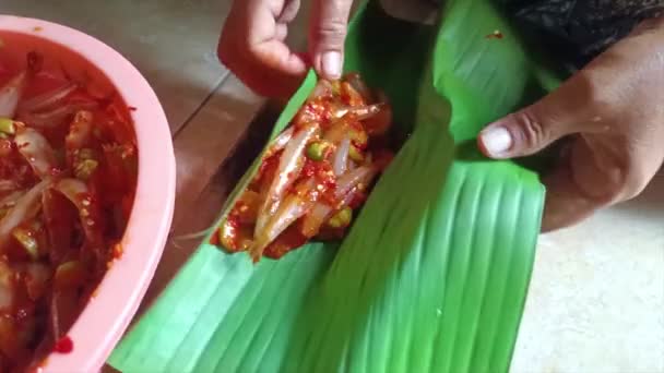 Indonesische Peper Vis Gestoomde Vis Verpakt Bananenbladeren — Stockvideo
