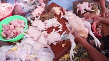 İşçiler evin terasında tavuk eti kesip temizliyorlardı.