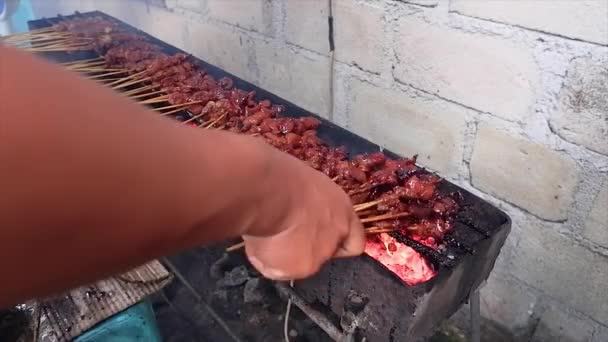 인기있는 인도네시아 Sate 불타는 바베큐 그릴에서 — 비디오