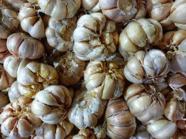 Yerel bir pazar masasında taze kırmızı biberlerin yakın plan görüntüsü