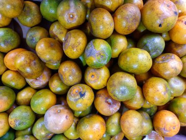 Yerel bir pazar masasında taze kırmızı biberlerin yakın plan görüntüsü