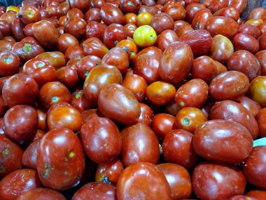 Yerel bir pazar masasında taze kırmızı biberlerin yakın plan görüntüsü