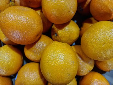 Masanın üzerinde bir yığın sarımsı limon