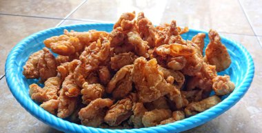 Tipik bir Endonezya yemeği gevrek un balığıdır, una bulanmış işlenmiş balık ve sonra kızartılır.