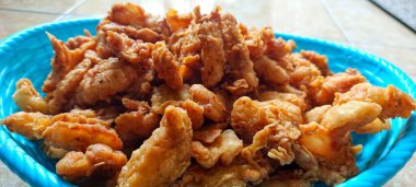 İşlenmiş Kızarmış Balık Mavi Konteynırda