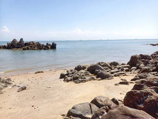 Tanjung Kalian 'ın Tropikal Plajı Sıcak Güneş Altında Kaya oluşumlarıyla