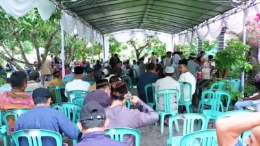 MUNTOK, INDONEZYA - 07 Temmuz 2023: İnsanlar o gün Şükran Günü 'nde bir Şükran Günü etkinliğinde çadırın altında toplanıp yemek yiyorlar.