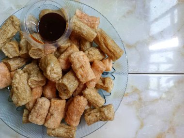 İşlenmiş Balık ve Un Yiyeceği (Mpek - Mpek) Tipik Endonezya Gıda