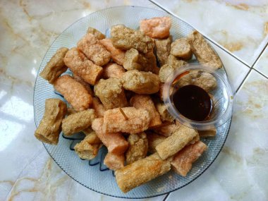 Mpek-mpek, işlenmiş balık ve undan yapılan tipik bir Endonezya yiyeceğidir.