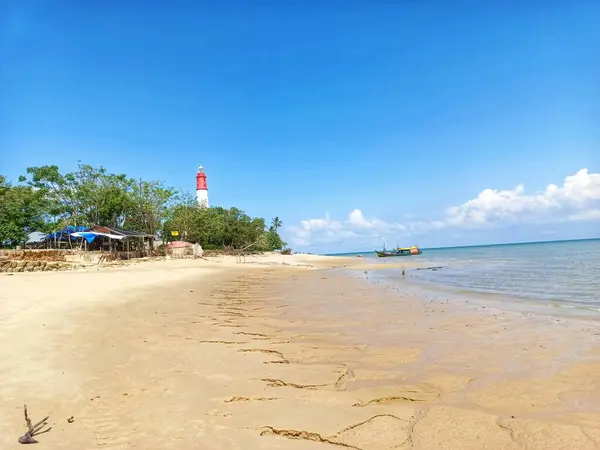 Tanjung Kalian, Endonezya 'da temiz kum ve deniz feneri olan plajlar