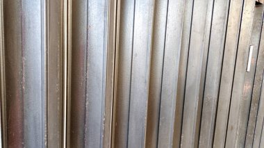 Demir yuvarlanan kapının yüzeyi, yakın çekim görüntüsünden alındı.