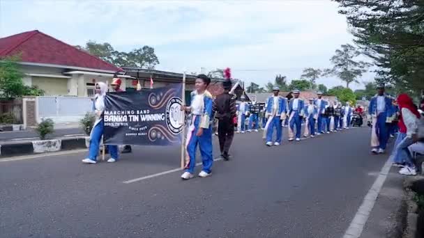 Muntok Indonésie Septembre 2023 Étudiants Participants Marche Costumes Bleus Blancs — Video
