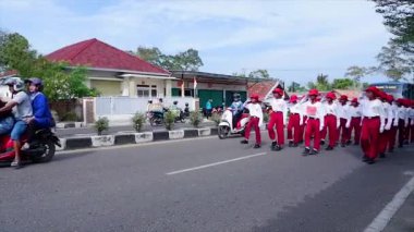 MUNTOK, INDONEZYA - 14 Eylül 2023: Endonezya İlköğretim Okulu Siyah ve Beyaz Üniformalı Öğrenciler, Endonezya 'nın Bağımsızlık Günü' nü kutlamak için sıraya girdiler