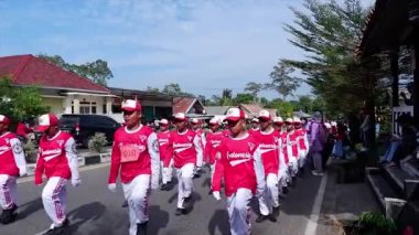MUNTOK, INDONEZYA - 14 Eylül 2023: Endonezyalı ilkokul öğrencileri Endonezya 'nın bağımsızlık gününü kutlamak için sıraya girdiler