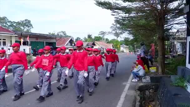 インドネシア マウントク インドネシア インドネシア 2023年 インドネシアの小学生がインドネシア独立記念日にAライン テナンスライン に参加 — ストック動画