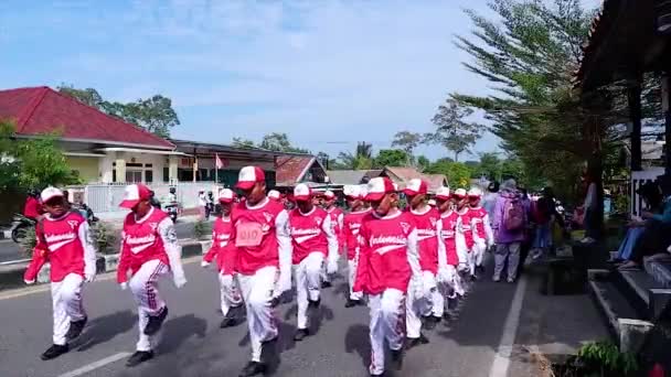 Muntok Indonesien September 2023 Indonesische Grundschüler Uniform Stehen Schlange Indonesiens — Stockvideo