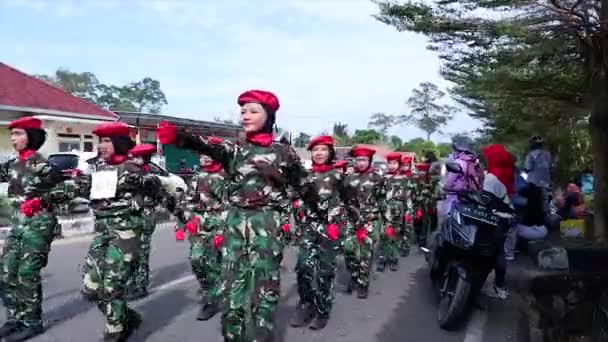 Muntok Indonesia September 2023 High School Students Indonesian Army Uniforms — Stockvideo