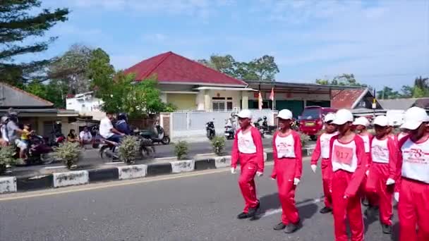 印度尼西亚蒙托克2023年9月14日 印度尼西亚小学生参加印度尼西亚独立日庆祝活动 身穿白色和红色服装参加步行游行 — 图库视频影像
