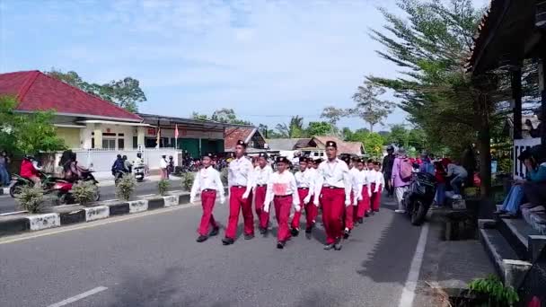 Muntok Indonésie Septembre 2023 Des Élèves Primaire Costumes Rouges Blancs — Video