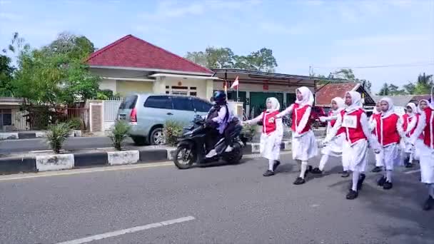 Muntok Indonesien September 2023 Schüler Indonesischen Uniformen Treten Indonesiens Unabhängigkeitstag — Stockvideo