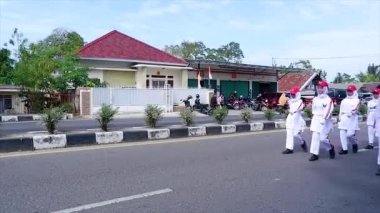 MUNTOK, INDONEZYA - 14 Eylül 2023: Beyaz Üniformalı lise öğrencileri, Endonezya Yıldönümü Geçidi 'nde