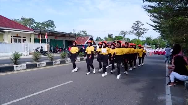 インドネシア マウントク イエローとブラックユニフォームの小学校生 インドネシア独立記念日のパレードに参加 — ストック動画
