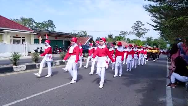 Muntok Indonesja Wrzesień 2023 Licealiści Maszerujący Czerwono Białych Mundurach Świętujący — Wideo stockowe
