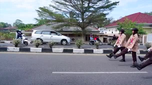 Muntok Indonésia Setembro 2023 Estudantes Ensino Médio Marchando Trajes Escoteiro — Vídeo de Stock