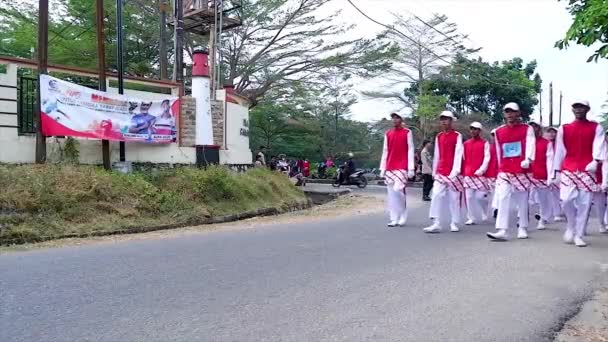 Muntok Indonesia 2023年9月14日 在庆祝印度尼西亚独立日期间 身穿红白相间校服的高中生们身着蜡染图案的校服排成一排 — 图库视频影像
