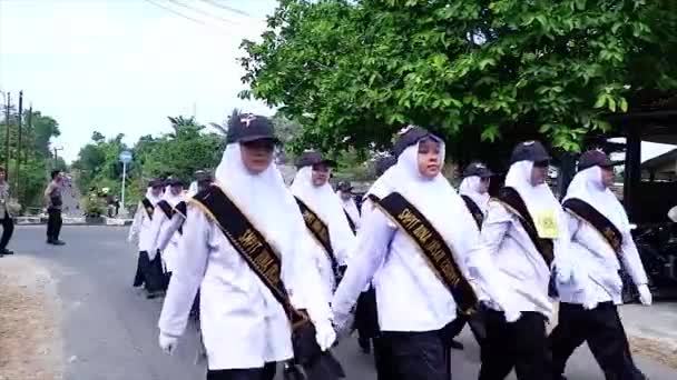 Muntok Indonesien September 2023 Schülerinnen Weißen Und Schwarzen Uniformen Einer — Stockvideo