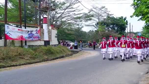 Muntok Indonesia 2023年9月14日 身着白衣和黑衣的女高中生 参加游行 庆祝印度尼西亚独立 — 图库视频影像