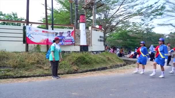 Muntok Indonesia Wrzesień 2023 Love Mart Kobiety Niebieskich Mundurkach Marszu — Wideo stockowe