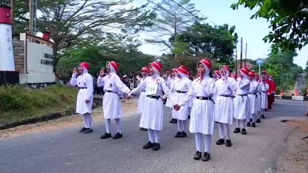 Muntok Indonésia Setembro 2023 Estudantes Ensino Médio Uniformes Brancos Comemorando — Vídeo de Stock