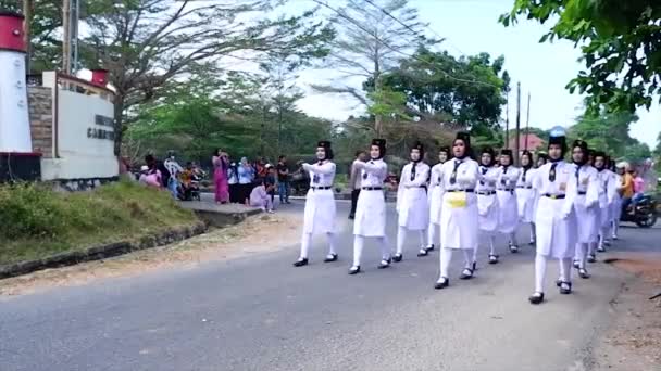 Muntok Indonesia September 2023 Een Rij Scholieren Witte Uniformen Tijdens — Stockvideo